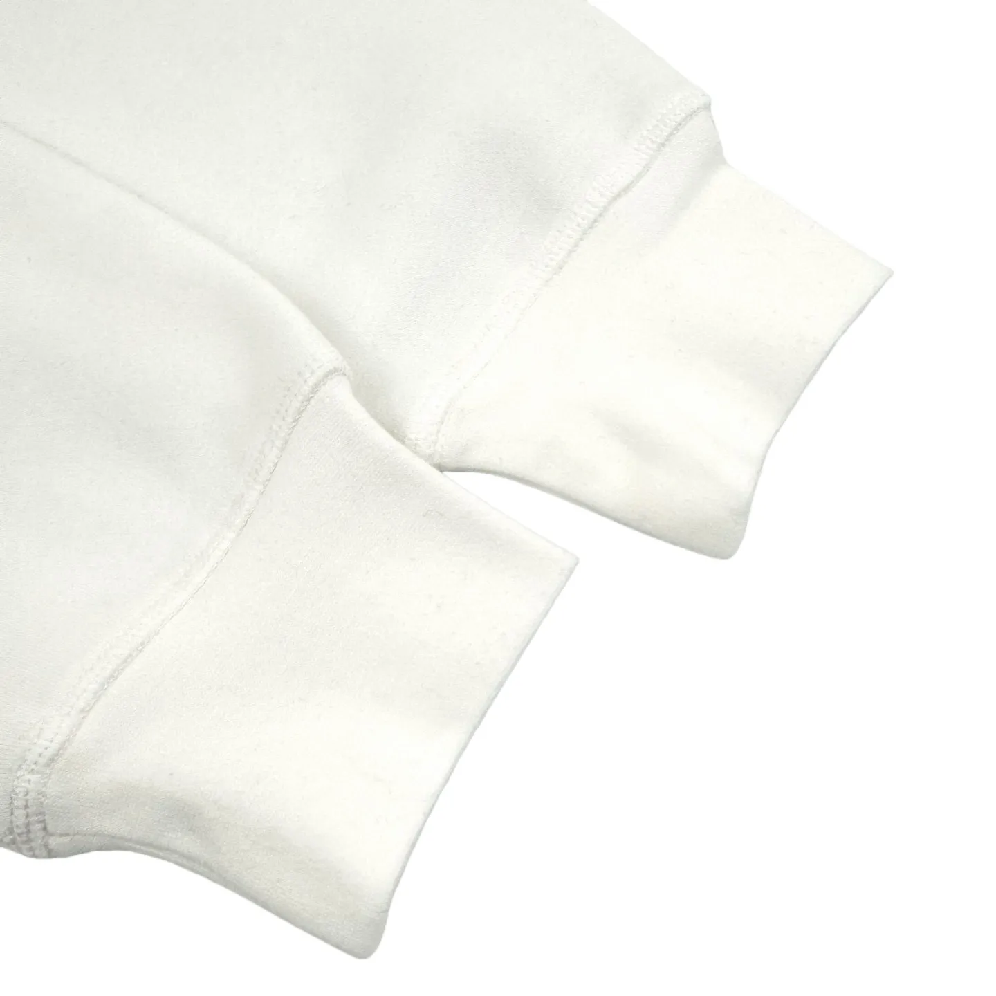 🅿️320 [Exclusive supply] Ralph Lauren pony embroidered round neck sweatshirt (white). The original purchase was 1,690 and developed. The fabric is made of customized cloud-like honey cotton fleece sweatshirt material. It feels delicate and comfortable against the skin. It is based on matte gray and comes with a soft light filter. The exquisite indigo pony logo is embellished. It is highly recognizable. It has an atmosphere of freedom and vitality. A symphony of pure and smart colors. Outline high-end silhouettes with extreme simplicity and become the focus of vision. Demonstrate taste in silence, using imported machine embroidery technology. Use advanced computer control systems and precision mechanical components to achieve iconic pony embroidery operations. High precision. The lines are smooth and delicate, using the Hasuo process. Sewing with specific machines. Hasuo has high fastness and adds visual effects. It is time-consuming and labor-intensive, and the fabrics have been washed. It has a better hand feel and texture. It is not easy to deform and is not easy to shrink. Not easy to fade and maintain long-lasting beauty. Size:S-M-L-XL